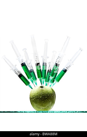 Spritzen in einen Apfel stecken Stockfoto