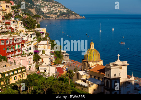 Kuppel von Chiesa Santa Maria Assunta und die Stadt Positano am Hügel entlang der Amalfiküste, Kampanien, Italien Stockfoto