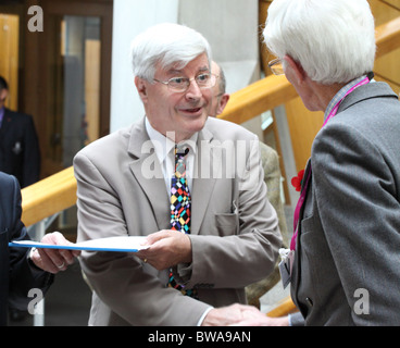 Robin Harper Scottish Green Party MSP erhält Petition von Dr. Jim Swire Campaining gegen die Freilassung von Lockerbie-Attentäter Stockfoto