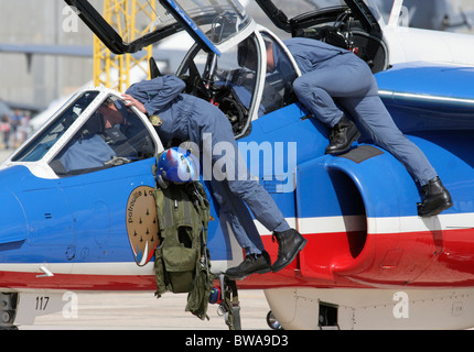 Patrouille de France Bodenpersonal Durchführung vor auf einem vom Team Alpha Jet Stockfoto
