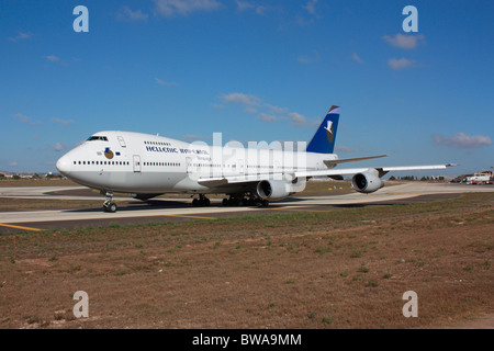 Die kommerzielle Luftfahrt. Republik Griechenland Imperial Airways Boeing 747-200 rollen auf einem taxiway am internationalen Flughafen Malta kurz vor der Abfahrt Stockfoto