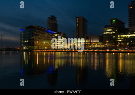 Komplexe MediaCityUK bei Nacht, Salford Quays, Manchester, UK. Stockfoto