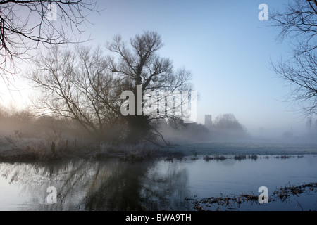 Der Fluß Waveney in der Nähe von Mendham, Suffolk, UK, im winter Stockfoto