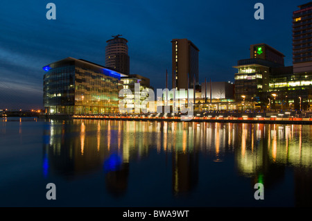 Komplexe MediaCityUK bei Nacht, Salford Quays, Manchester, UK. Stockfoto