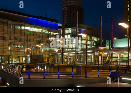 Die Metrolink-Straßenbahnhaltestelle befindet sich im piazza-Bereich im MediaCityUK Complex bei Nacht, Salford Quays, Manchester, Großbritannien. Stockfoto