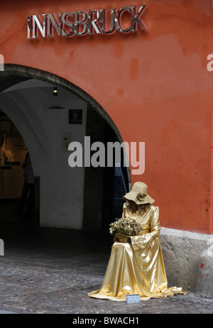 Österreich Innsbruck Tirol Tirol alte Stadt Herzog Friedrich Str. MIME-Straßenkünstler Gold dress Stockfoto