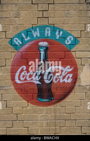 Klassische Coca-cola Schablone Anzeige auf einer Wand in Brooklyn, New York mit einer Hand zusätzlich darauf geschrieben. Stockfoto