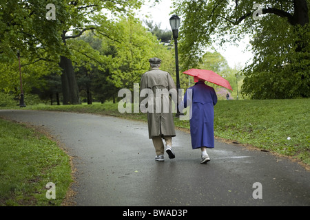 Altes Ehepaar, hand in hand Spaziergang im Prospect Park an einem regnerischen Tag in Brooklyn, New York. Stockfoto