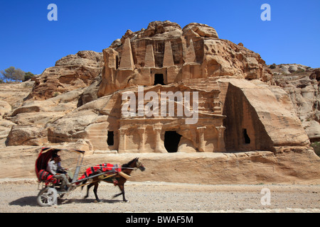 Pferd Kutsche vorbei vor dem Obelisk Grab, Petra, Jordanien Stockfoto