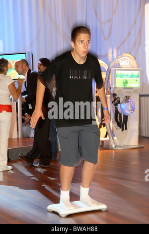 Junge auf eine Wii balance Board, Games Convention 2007, Leipzig, Deutschland Stockfoto