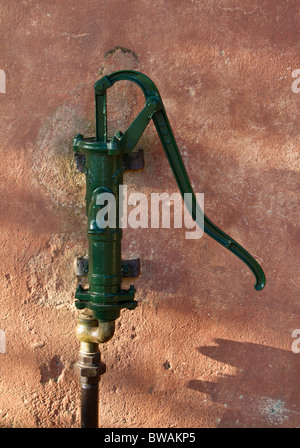 Traditionelle Handpumpe wie Wasser aus einem Brunnen für den Hausgebrauch Stockfoto