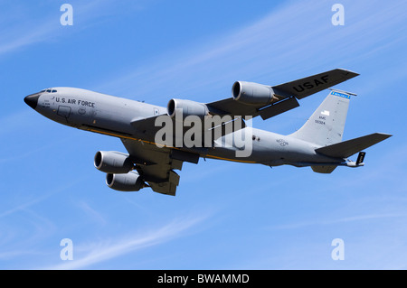 Boeing KC-135R Stratotanker der US Air Force Klettern heraus nach nehmen Sie weg von RAF Fairford betriebenen Stockfoto