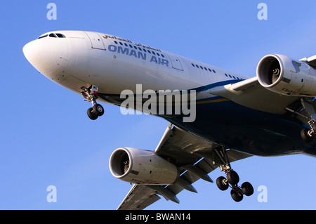 Airbus A330-200 von Oman Air operiert Landeanflug am Flughafen London Heathrow Stockfoto