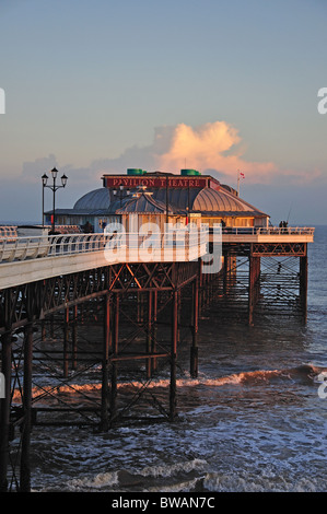 Cromer Pier bei Dämmerung, Cromer, Norfolk, England, Vereinigtes Königreich Stockfoto
