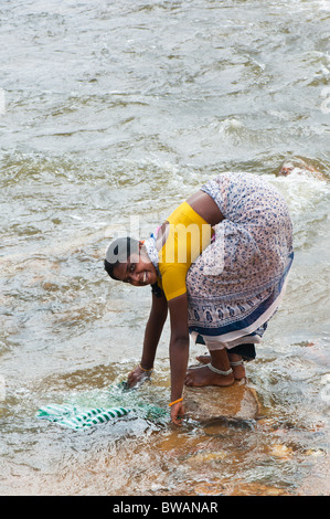 Lächelnd glücklich Indischen Jugendmädchen Waschen von Hand in den Fluss. Andhra Pradesh, Indien Stockfoto