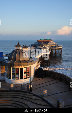 Cromer Pier bei Dämmerung, Cromer, Norfolk, England, Vereinigtes Königreich Stockfoto