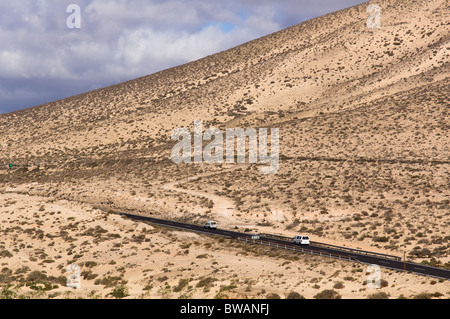 Fuerteventura, Kanarische Inseln - El Jable Wüste Dünen auf der Halbinsel Jandia, geschützten Umgebung - mit der neuen Autobahn Stockfoto