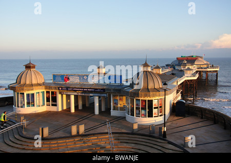 Cromer Pier bei Dämmerung, Cromer, Norfolk, England, Vereinigtes Königreich Stockfoto