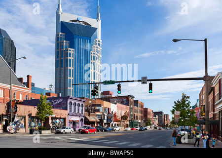 Broadway mit dem AT&T-Gebäude hinter der Bezirk, Nashville, Tennessee, USA Stockfoto