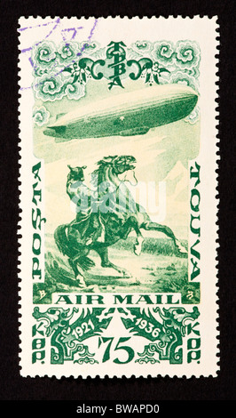 Briefmarke von Tannu Tuva Darstellung eines Zeppelins und ein Reiter. Stockfoto