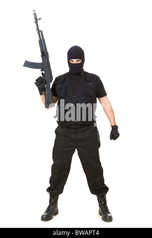 Porträt des gefährlichen Banditen in schwarz tragen Sturmhaube und Holding-Pistole in der hand Stockfoto