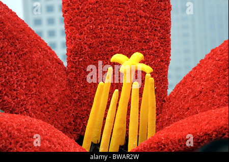 Riesige künstliche Kapok Blume besteht aus vielen roten Rosen Stockfoto