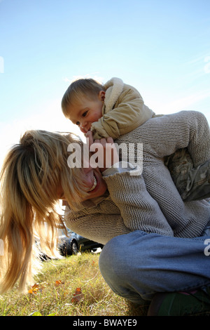Mutter mit ihrem Sohn auf einer sonnigen Wiese, Frankfurt am Main, Deutschland Stockfoto