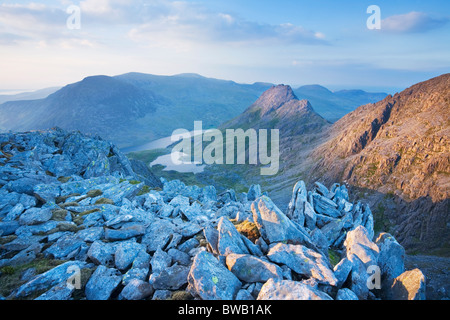 Mt Tryfan und das Ogwen Tal von Glyder Fach. Snowdonia-Nationalpark. Conwy. Wales. VEREINIGTES KÖNIGREICH. Stockfoto