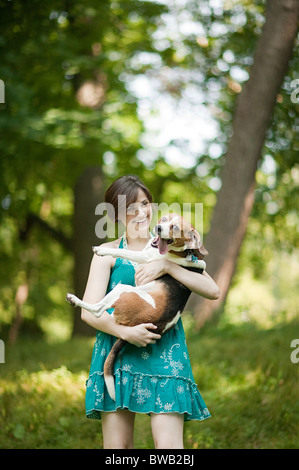 Frau hält ihr Haustier beagle Stockfoto