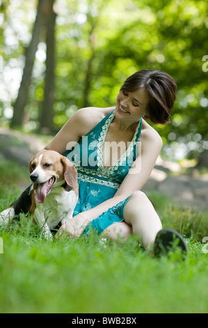 Frau mit ihrem Haustier beagle Stockfoto