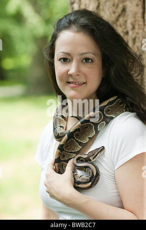 Frau mit einer Schlange um den Hals Stockfoto