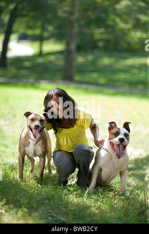 Frau mit ihren zwei Hunden Stockfoto