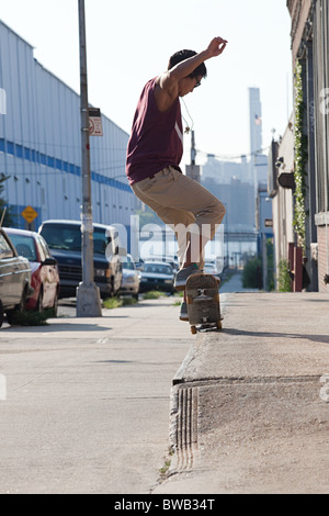 Skateboarder auf städtischen Straße Stockfoto