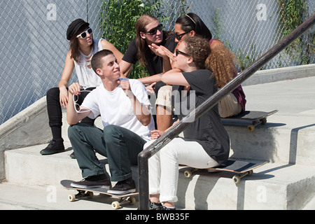 Skateboarder hanging out auf Schritte Stockfoto