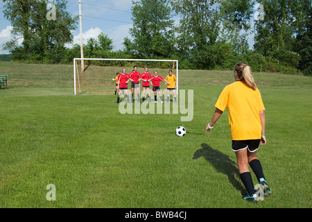 Weibliche Fußball Spieler unter Freistoß Stockfoto