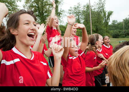 Weibliche Fußball-Spieler jubeln Stockfoto