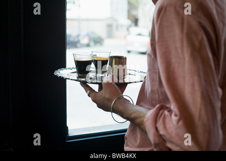 Kellner mit espresso Stockfoto