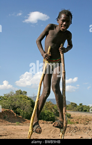 Stammes-junge auf versandet, Omo-Tal-Äthiopien Stockfoto