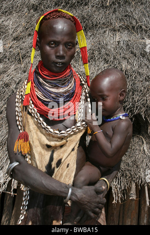 Karo-Tribewoman mit Baby, Omo-Tal, Äthiopien Stockfoto