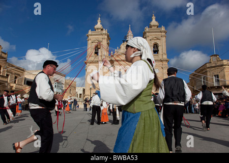 Teilnehmenden Paare, die Durchführung einer mittelalterlichen Tanz der Liebe, Fröhlichkeit und Aufstand während des Karnevals in Gozo in Malta. Stockfoto