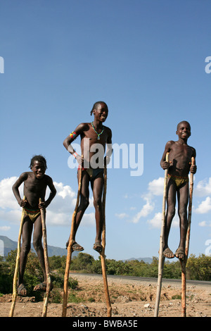 Die Jungen der Banna Stamm auf Stelzen, nr Key Afer, Omo Valley, Äthiopien Stockfoto