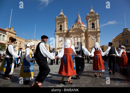 Teilnehmenden Paare, die Durchführung einer mittelalterlichen Tanz der Liebe, Fröhlichkeit und Aufstand während des Karnevals in Gozo in Malta. Stockfoto