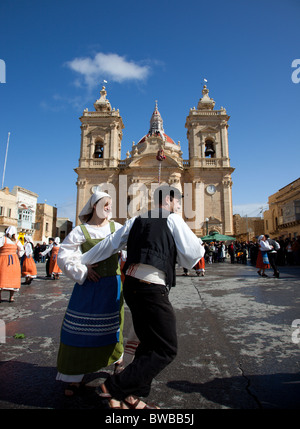 Teilnehmenden Paare, die Durchführung einer mittelalterlichen Tanz der Liebe, Fröhlichkeit und Aufstand während des Karnevals in Gozo in Malta. Stockfoto