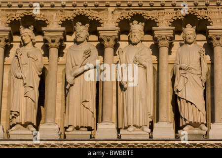 Biblischen Statuen auf den Portalen der Westfassade der Kathedrale Notre-Dame Stockfoto