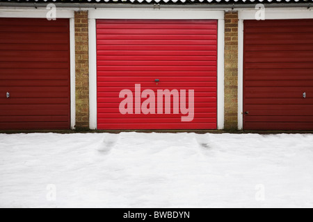 Reihe von roten Garagen mit Fahrzeug Reifenspuren im Schnee von Zentrum-Garage, Stockfoto