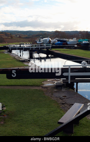 Sperren Sie 5 auf dem Crinan Kanal. Durch die Cairnbaan Brücke B841; Lochgilphead; Argyll und Bute; Schottland; UK Stockfoto