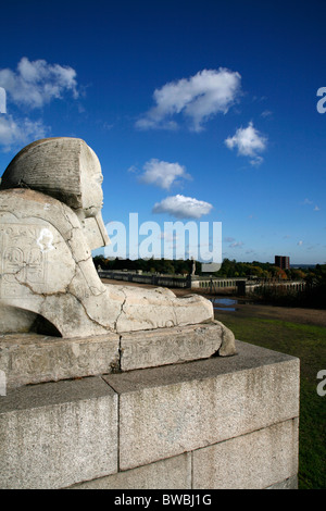 Stone Sphinx steht auf den Resten des alten Crystal Palace im Crystal Palace Park, Sydenham, London, UK Stockfoto