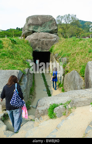 Ishibutai Kofun, ein teilweise aufgedeckten Grabhügel aus dem frühen Teil der japanischen Geschichte. Stockfoto