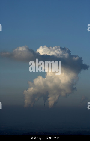 Riesige Dampfwolken aus den Kühltürmen bei Drax Kohle abgefeuert Kraftwerk, Selby, Yorkshire, Großbritannien. Stockfoto