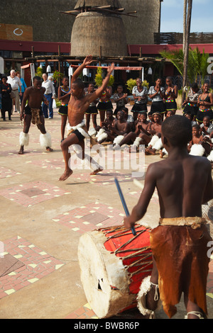 Gruppe darstellende traditionelle Zulu Tanz, uShaka Marine World, Durban, KwaZulu-Natal, Südafrika Stockfoto